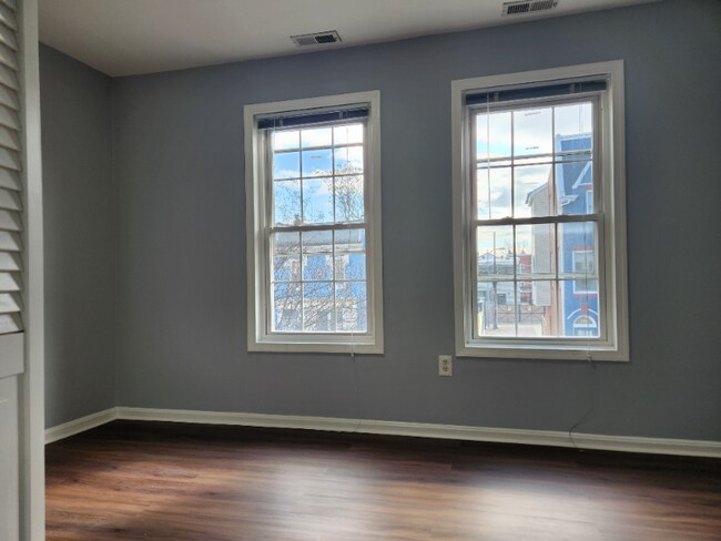 Building Photo - 329 Elm St NW