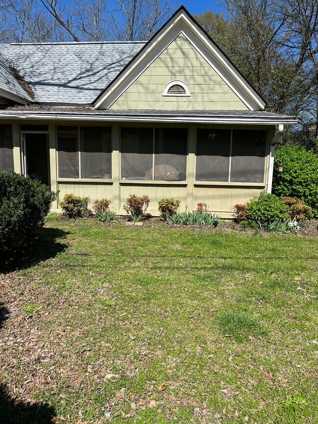 Building Photo - Charming Historic Home – Spacious 2-Bedroo...