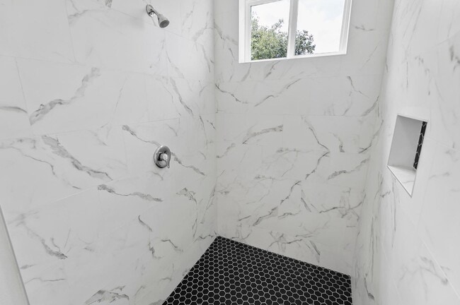 Building Photo - 31 Louvet Ln