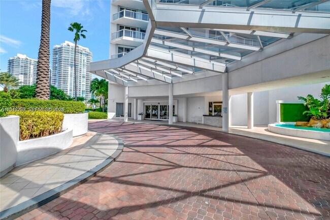 Building Photo - 16425 Collins Ave