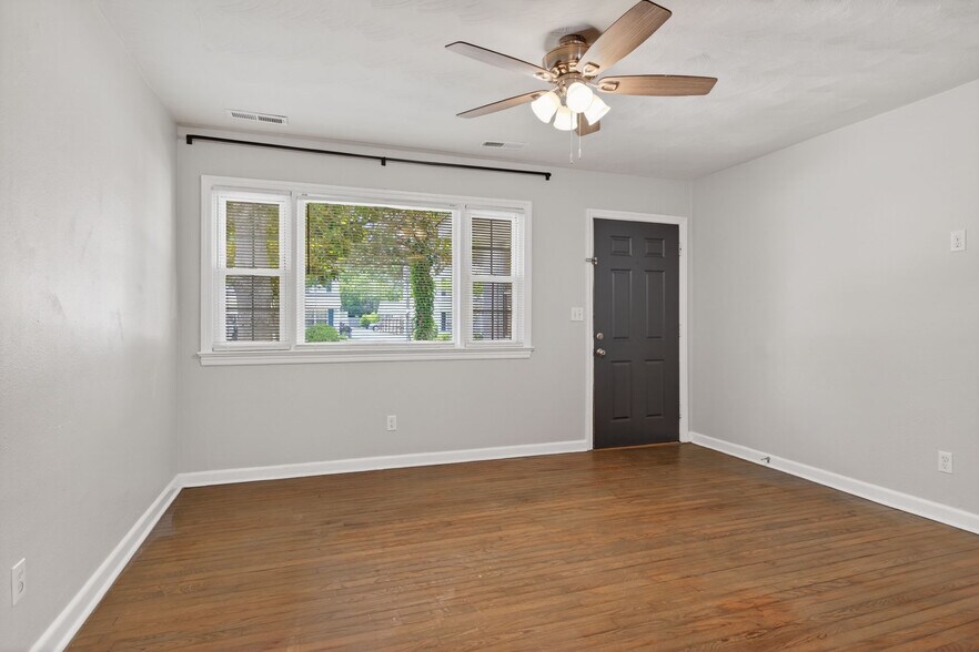 Building Photo - 404 Roselynn Ln
