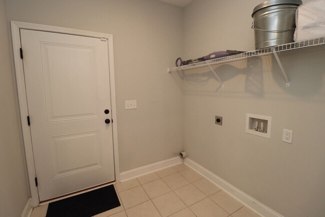 Building Photo - Fabulous 4 bedroom 2.5 Bath House ~ Minutes to Fort Jackson ~ Available June 2026!