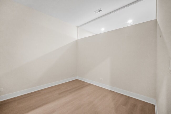 Building Photo - 3924 N Lincoln Ave