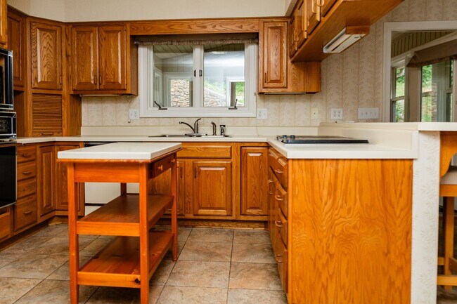 Building Photo - New Listing!