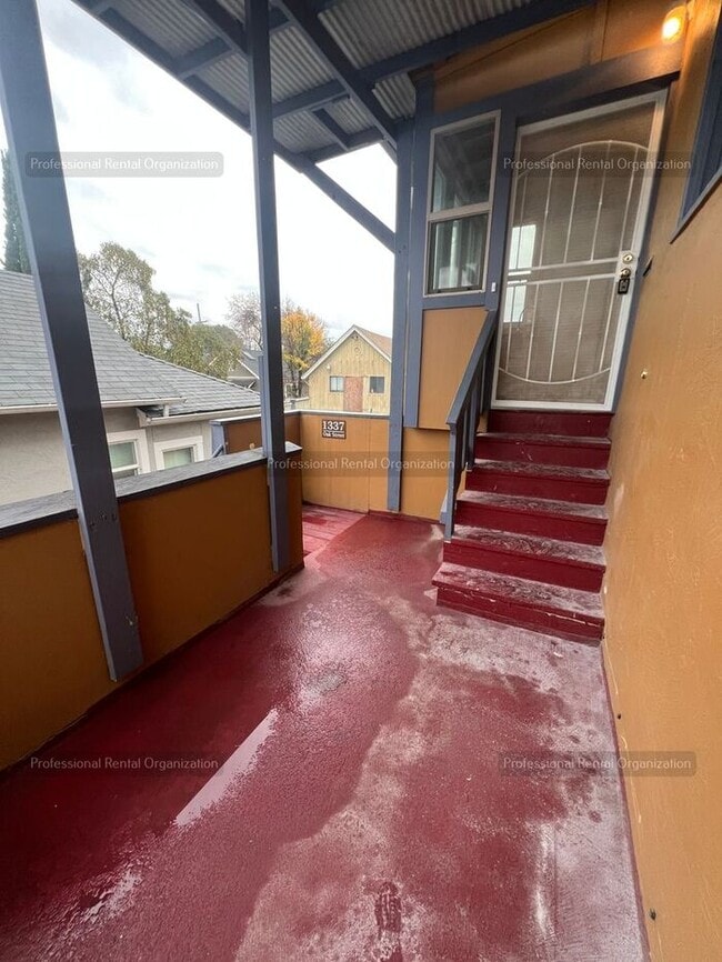 Building Photo - Experience the charm of Napa, CA living in this one-bedroom, one-bathroom apartment. Available now!!