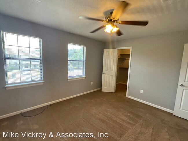 Building Photo - 2 br, 1.5 bath House - 3929 Miramar Court