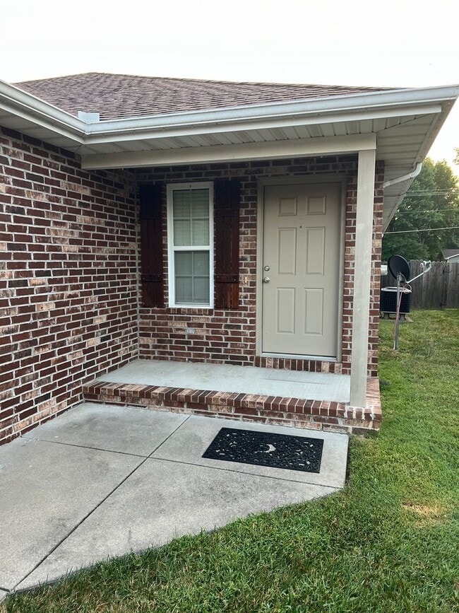 Building Photo - 3 bedroom, 2 bathroom, 2 car garage duplex in Republic