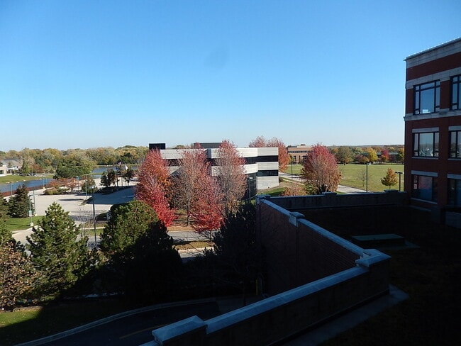 Building Photo - 850 Village Center Dr