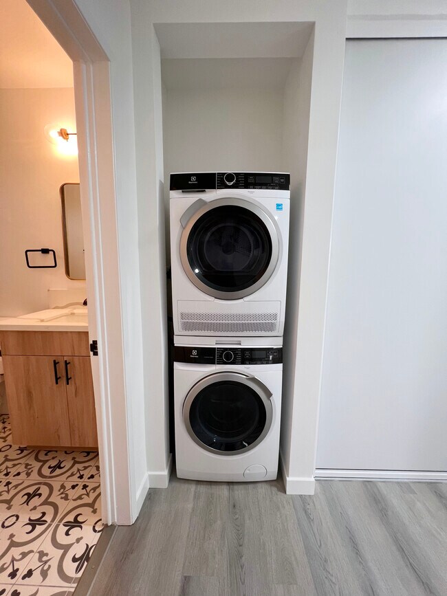 #12 Laundry - 160 N Holliston Ave