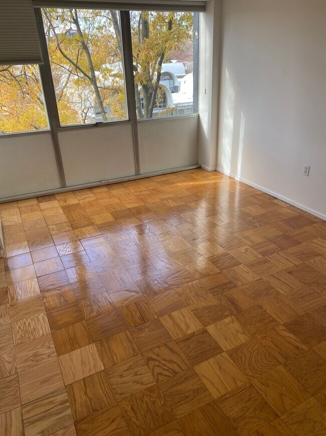 Building Photo - Large 744 sq.ft. 1 bedroom in historic Riverpark DC building