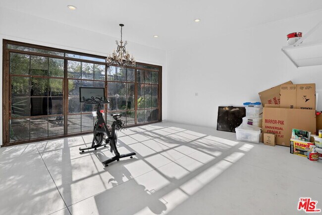 Building Photo - 2425 Clement Ave