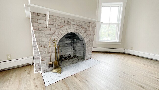 Building Photo - 394 Elm St