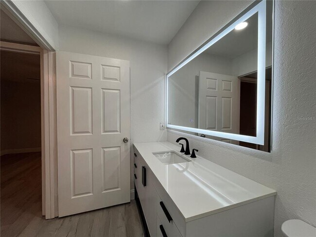 Building Photo - 13838 Fairway Island Dr