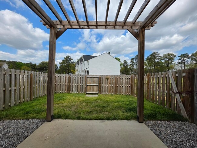 Building Photo - 2969 Old Field Rd