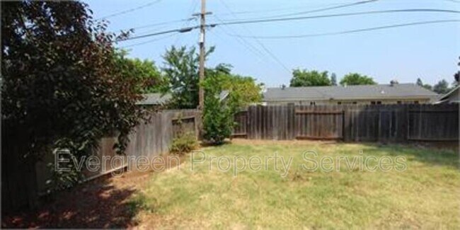 Building Photo - 9005 Fashion Dr
