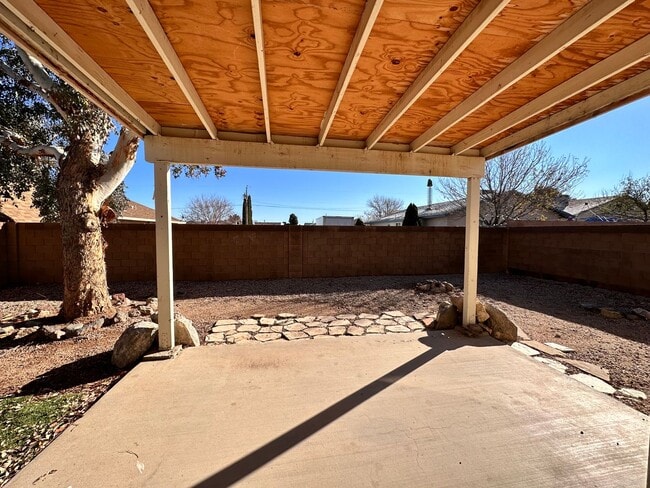 Building Photo - Great 3 Bedroom, 2 Bath Home Centrally located in Kingman!