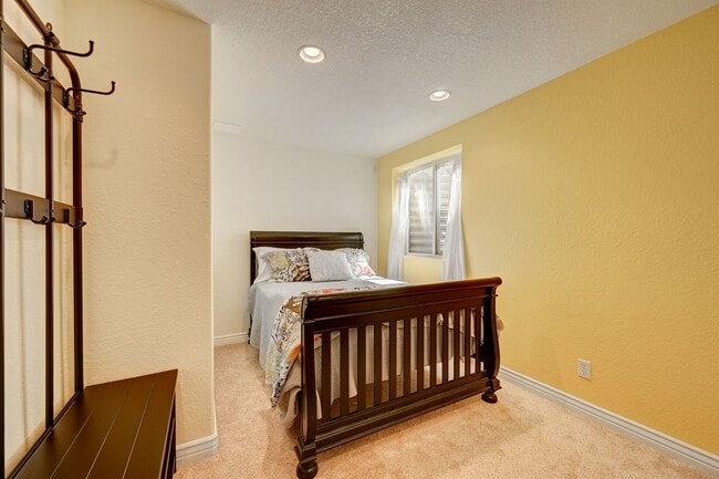Building Photo - Beautiful Evergreen Home