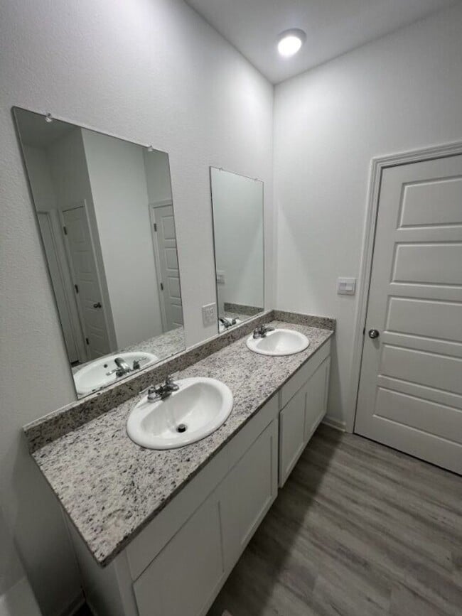 Building Photo - Charming 3 Bed, 2 Bath Home in Prime Locat...