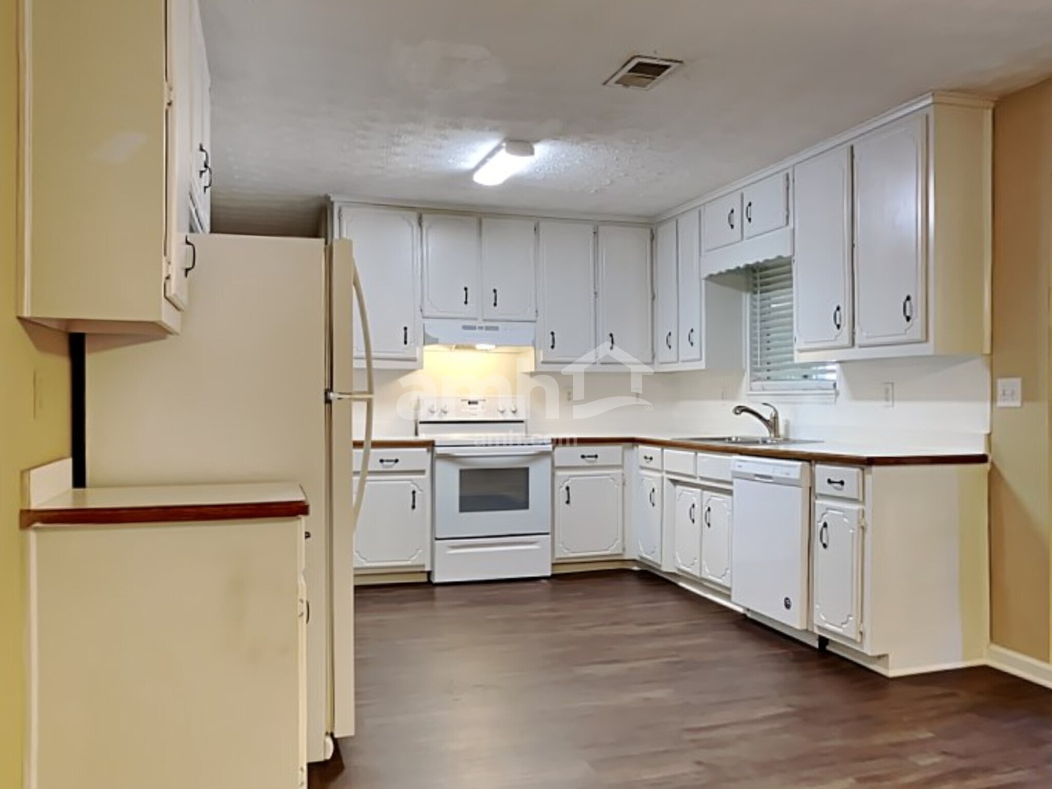 Building Photo - 685 Oxford Hall Dr SW