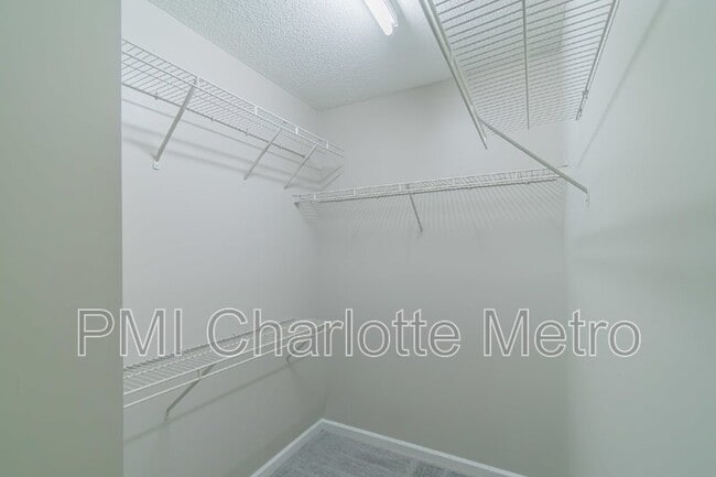 Building Photo - 8289 Christmas Ct