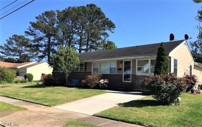 Primary Photo - BEAUTIFULLY UPDATED 4 BEDROOM WITH FENCED ...