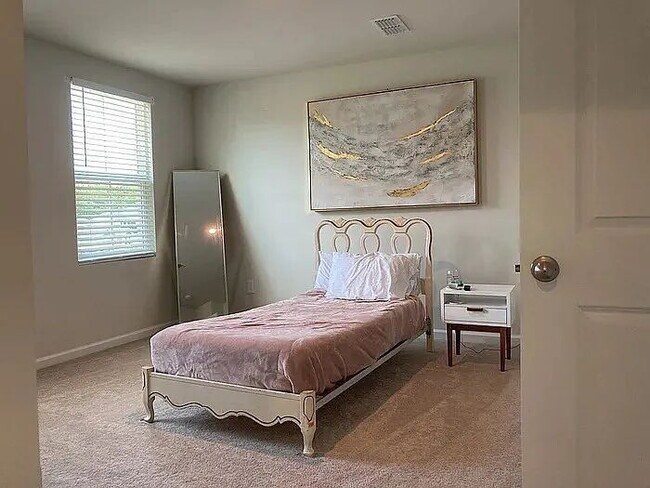 Building Photo - "Spacious 4-Bedroom Retreat with 2.5 Baths in Charming Powdersville!"