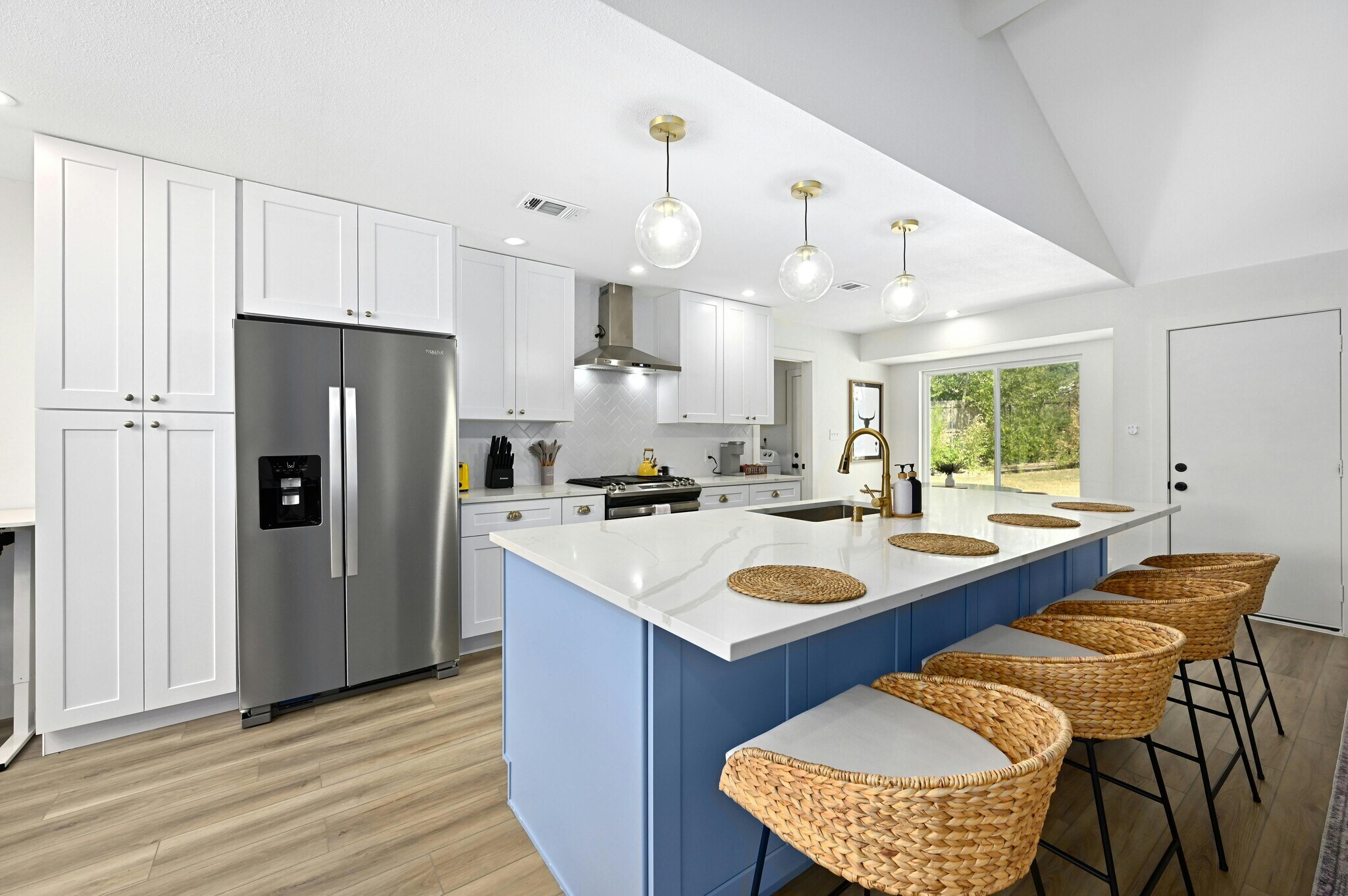 Full Kitchen - 9414 Meadow Vale