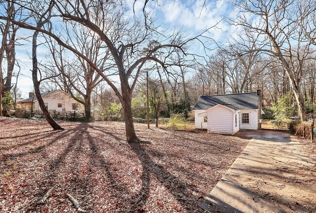 Building Photo - 1208 Saratoga Dr