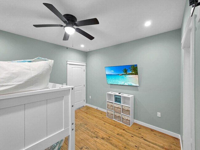 Building Photo - 1032 Sunset Cir