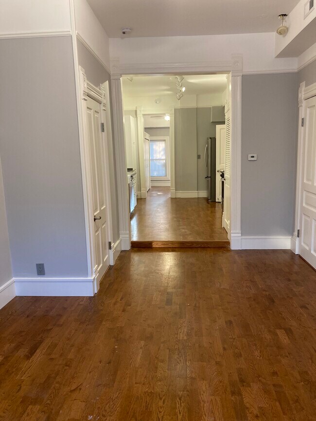 Building Photo - 1102 N Wolcott Ave