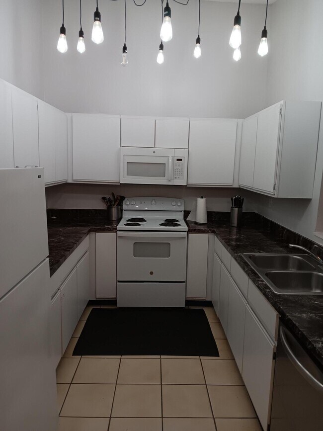 Building Photo - 1509 Hawthorne Pl