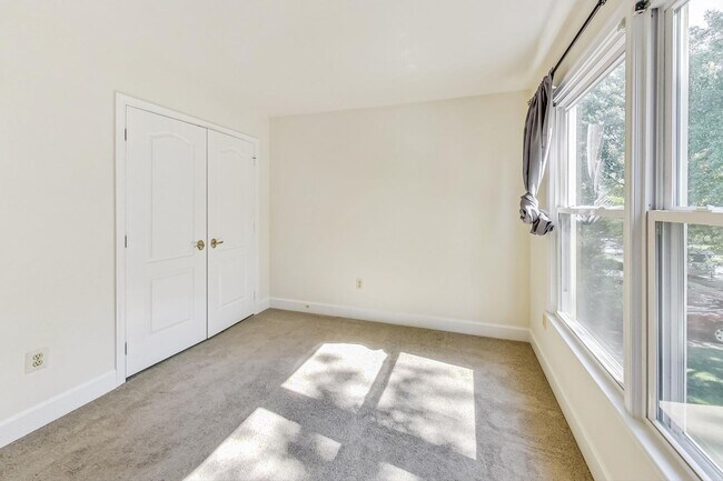 Building Photo - Cool on Cool Spring! Large SF 4 Bed + 2.5 BA