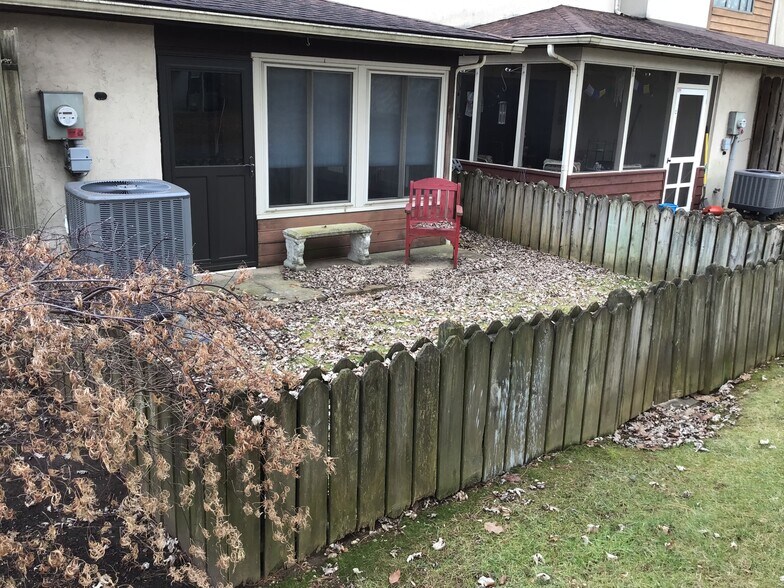 Building Photo - 403 Stonegate Ct