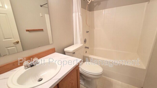 Building Photo - 1010 NW Poppy Ct