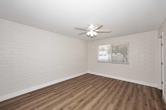 Building Photo - 10537 W La Jolla Dr