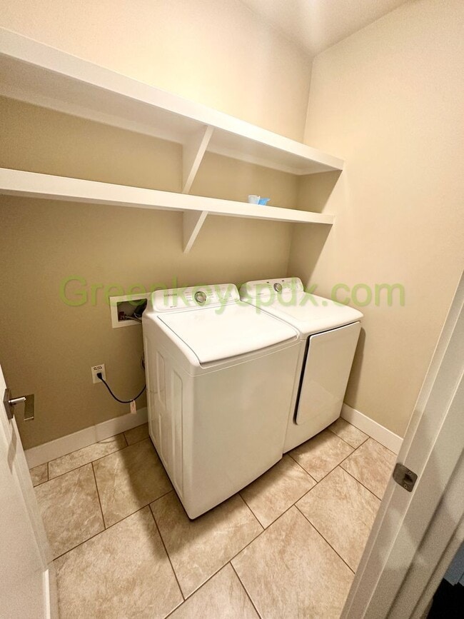 Building Photo - Gorgeous, Custom-designed 4-Bedroom Contemporary Townhouse on 3 Levels