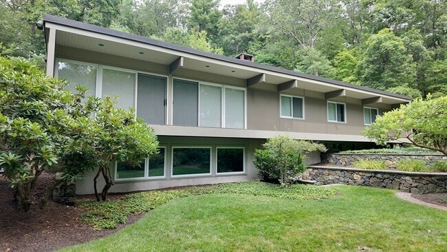 Building Photo - 14 Overlook Dr
