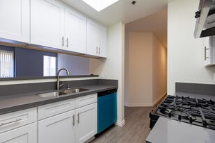 Building Photo - Perfectly situated 2 bedroom and 2 bathroom !