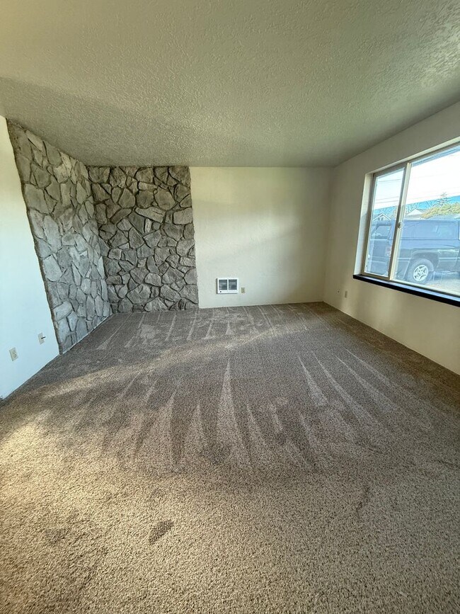 Building Photo - 407/422 SE Hankel St