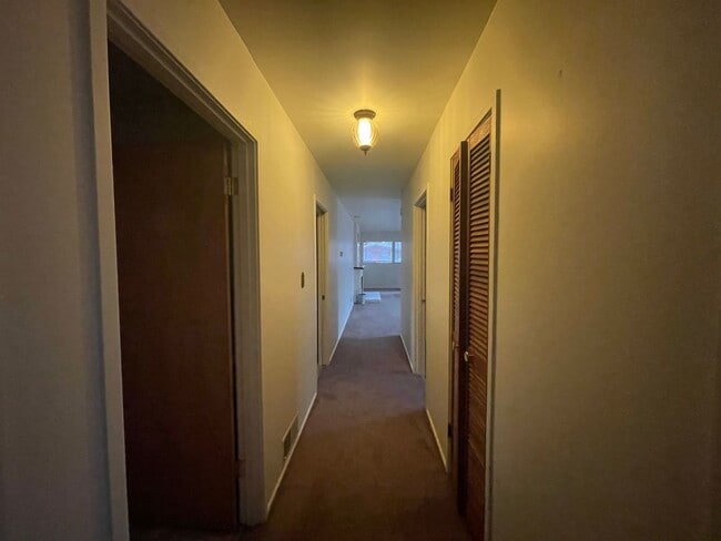 Building Photo - Charming Pet Friendly, 3-Bedroom 1-Bath, p...