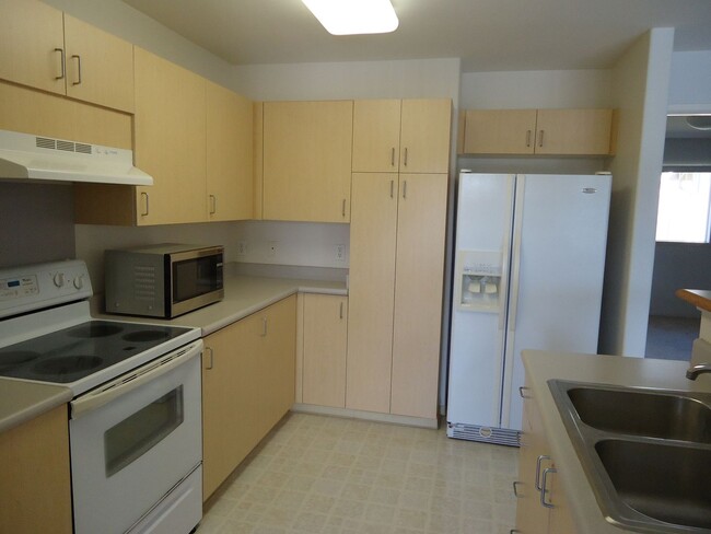 Building Photo - 1 Bedroom, 1 Bath, 1 Covered Parking in Mi...