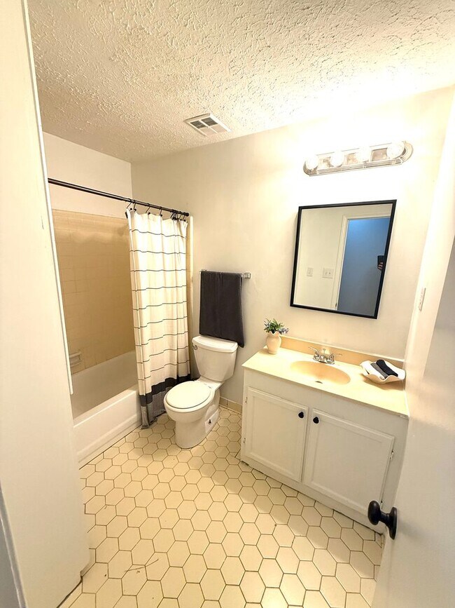 Building Photo - ** 4 Bed 3 Bath located in Prattville ** Call 334-366-9198 to schedule a self-tour. $500 credit t...