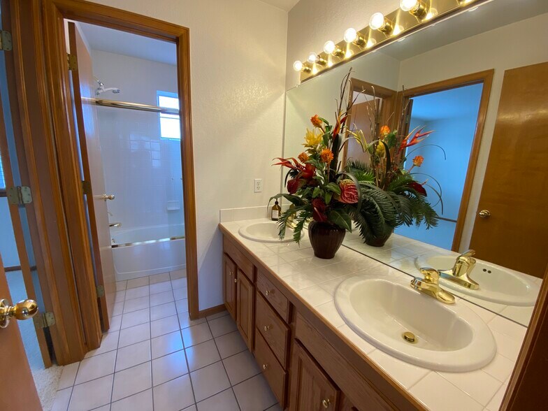 Building Photo - 4794 S Cathay Ct