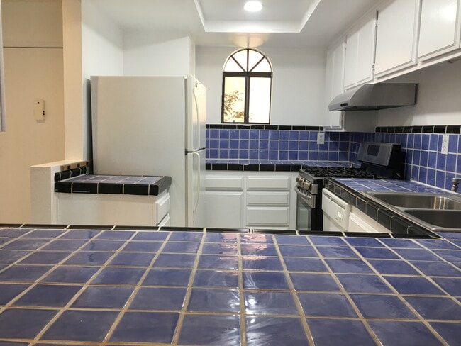 Kitchen with hand painted tiles - 4627 Finley Ave