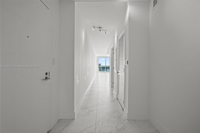 Building Photo - 400 Sunny Isles Blvd