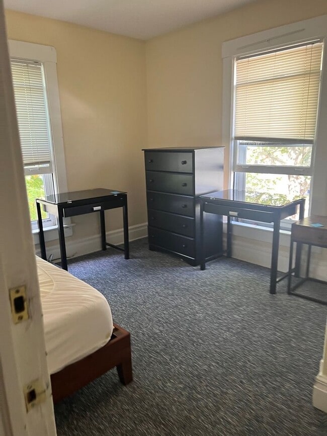 Building Photo - 7 Bedroom located Downtown Ann Arbor