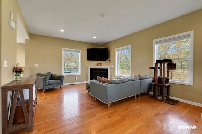 Building Photo - Spacious 4BR House in Hudson