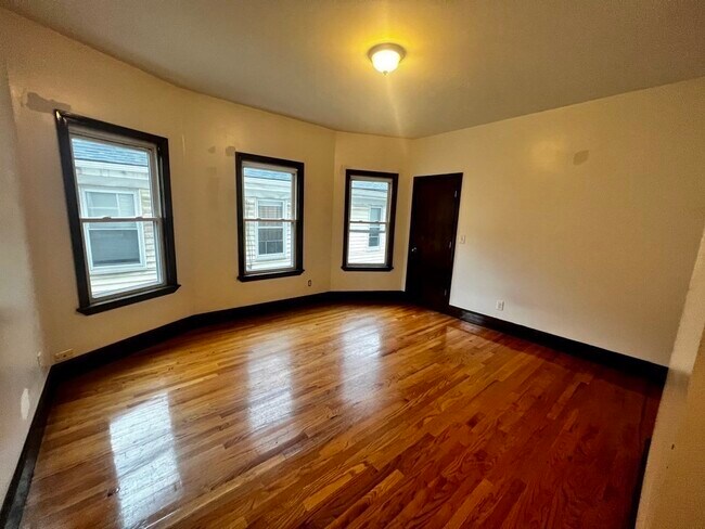 Building Photo - 18 Bynner St