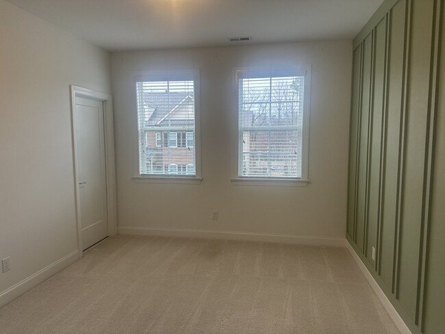 Building Photo - Spacious Town Home Inside Beltline