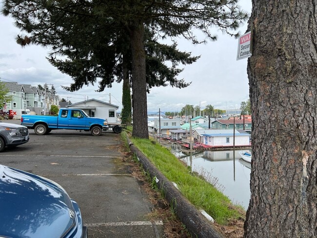 Building Photo - 2 Bed, 2 1/2 Bath townhome close to the Ri...